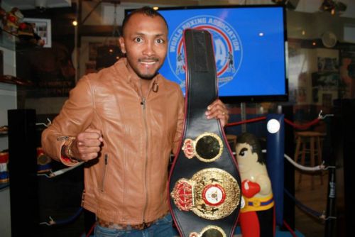 Anselmo "Chemito" Moreno con el cinturón mundial de la AMB / WBA